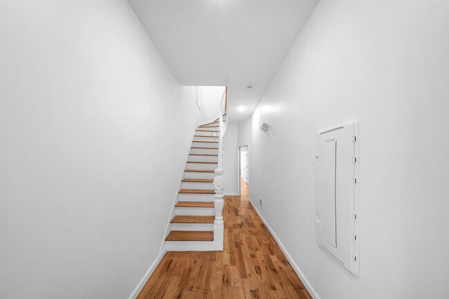 Building Photo - 1111 53rd St