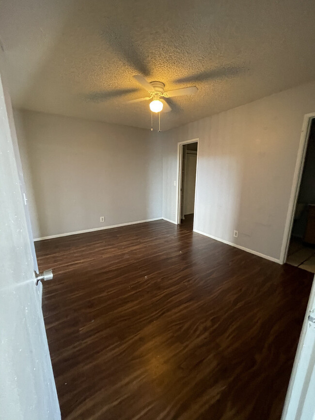 Building Photo - Well Maintained Condo in La Cresenta