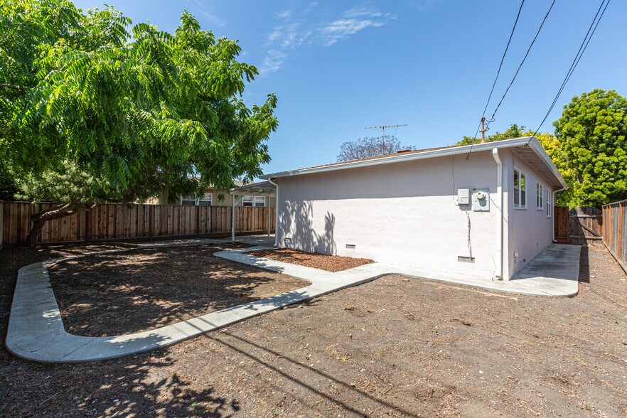 Building Photo - 720 Santa Paula Ave