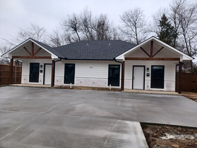 Building Photo - 1945 E Washington St