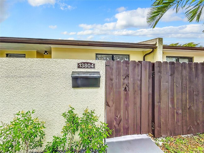 Building Photo - 13804 Kendale Lakes Dr