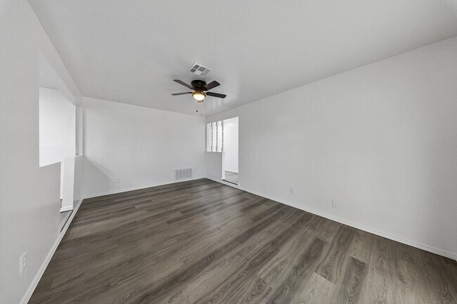 Building Photo - 3232 Parker Dr