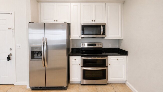 Building Photo - Annual 2/2 condo in luxury building downtown Sarasota!