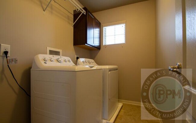 Building Photo - HUGE 3Bd/3Ba House in Bennington, NE!