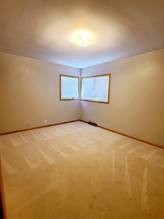 Building Photo - 608 Cataract Ave