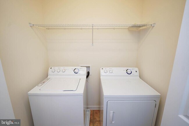 Building Photo - 439 Parkview Ct