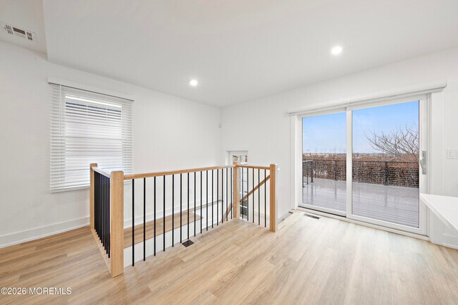 Building Photo - 427 Hoyt St