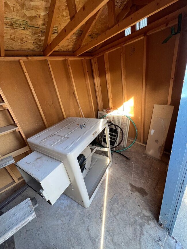 Building Photo - 3 Bedroom, 1.5 Bath Townhome W/ Attached S...