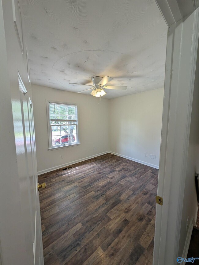 Building Photo - 1060 Sandy Springs Rd NW
