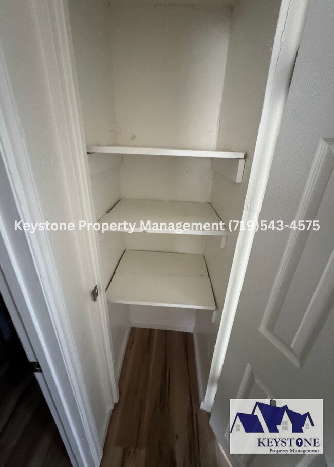 Building Photo - Fully Renovated Home 4+ bedrooms/2 Bathrooms $1550/$1550