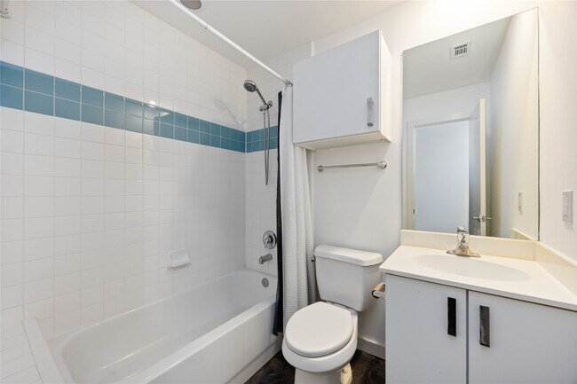 Building Photo - 2605 Calumet St