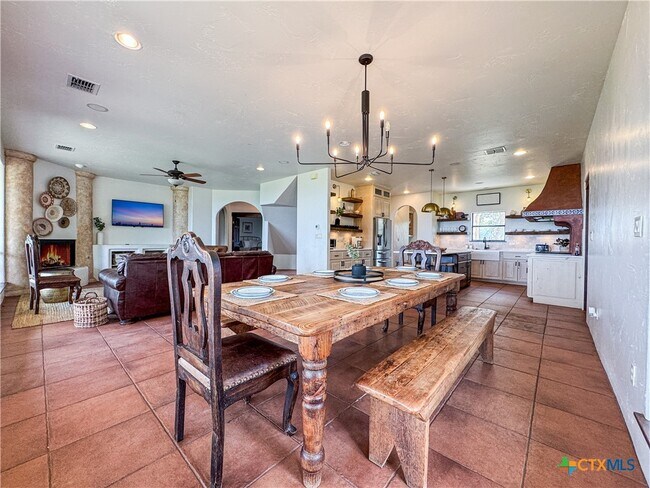 Building Photo - 2000 Village Oak