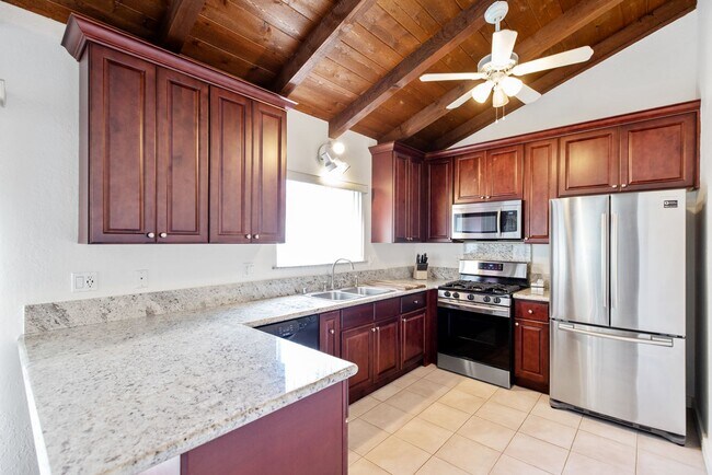 Building Photo - Highly Upgraded, Top Floor Condo in Huntin...