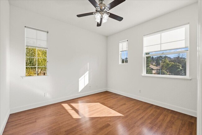 Building Photo - Elegant & Spacious 4 Bedroom Home Near Fol...