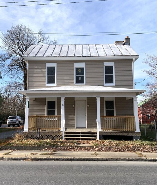 Building Photo - Newly renovated 4 bed/2.5 bath single fami...
