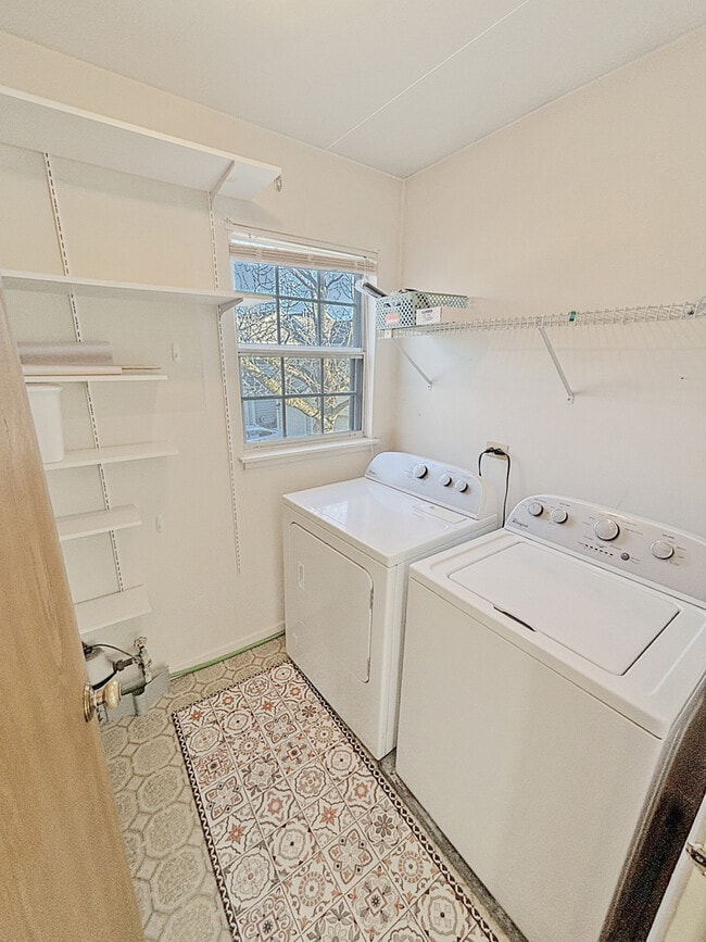 Building Photo - 404 W Hamilton Dr