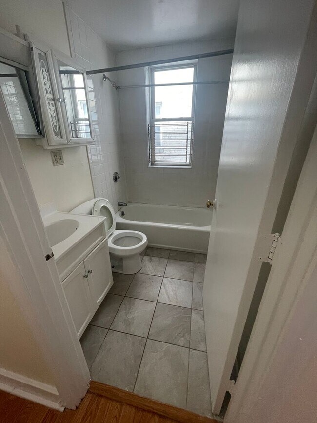 Building Photo - Renovated 1  bed , Sunny and Spacious, Utilities and laundry Inc Close to train 1 free Month