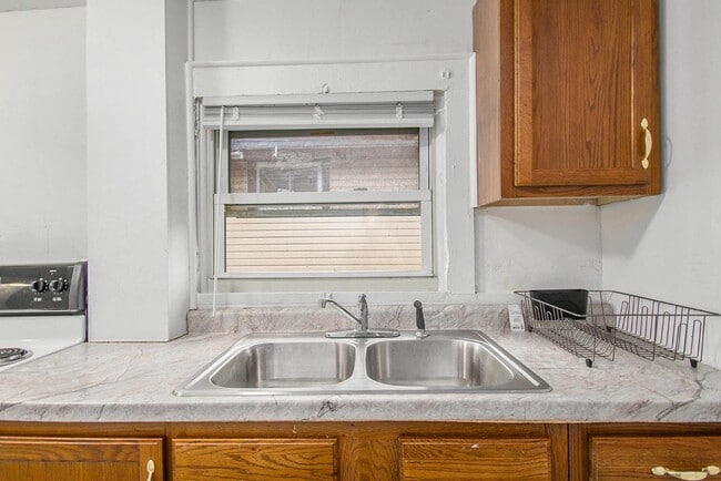 Building Photo - 147 Isbell St