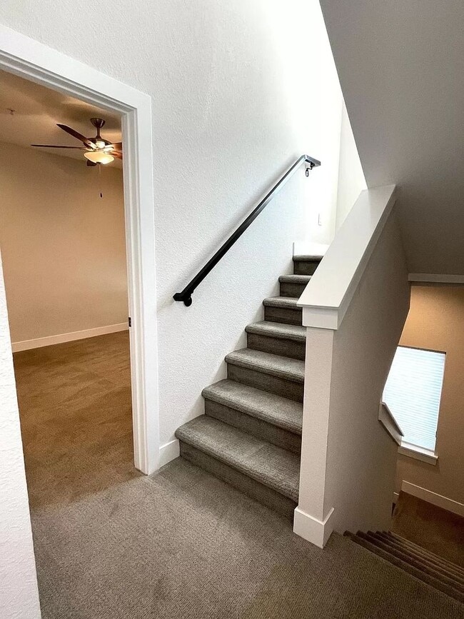 Building Photo - 2 Bedroom 2 Full Bathrooms and 2 Half Bath...