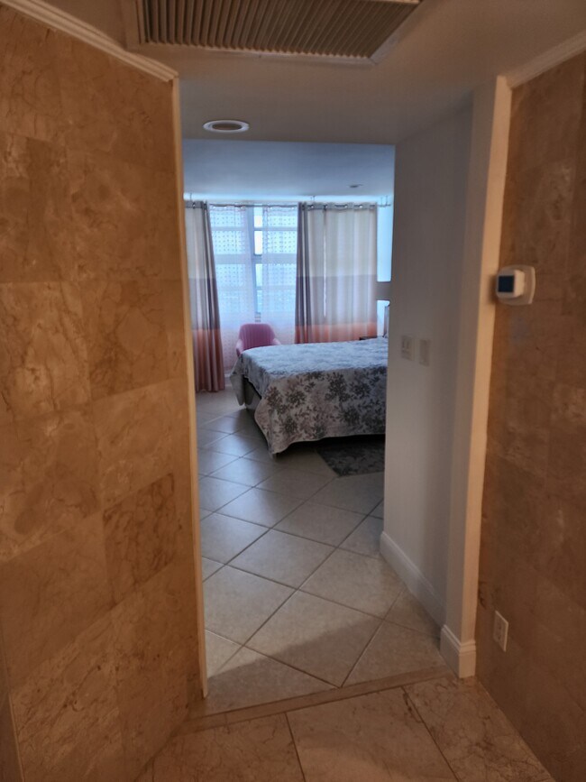 Building Photo - 3140 S Ocean Dr