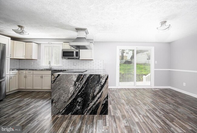 Building Photo - 703 E Broadway