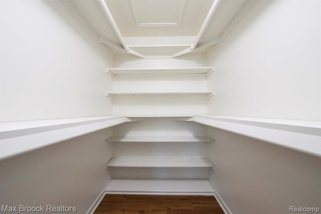 Building Photo - 1823 Torquay Ave