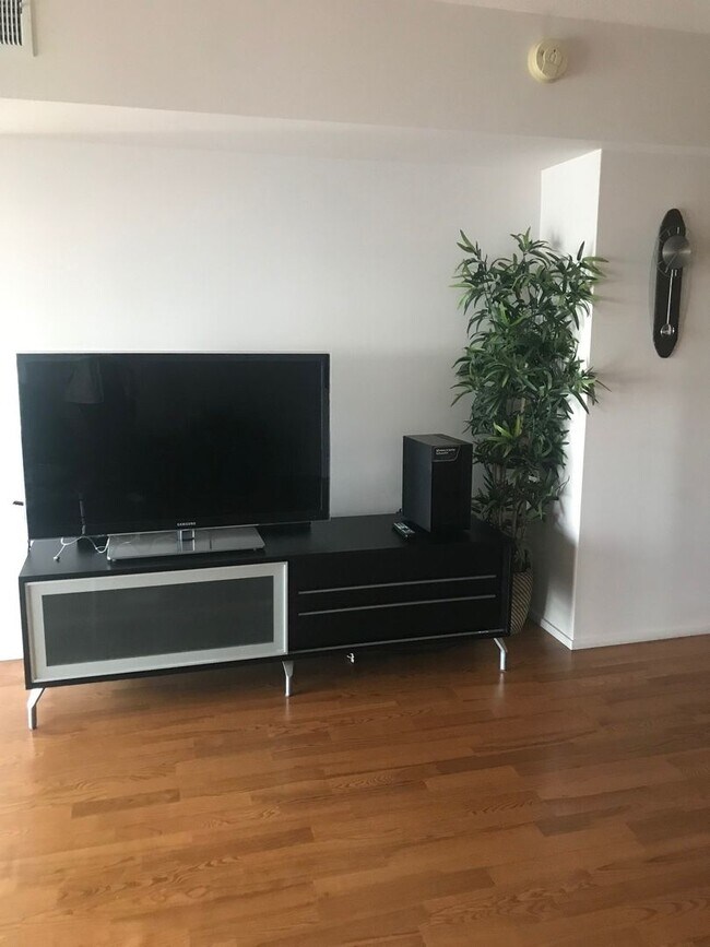 Building Photo - MONTAGE GEM With ALL UTILITIES INCLUDED