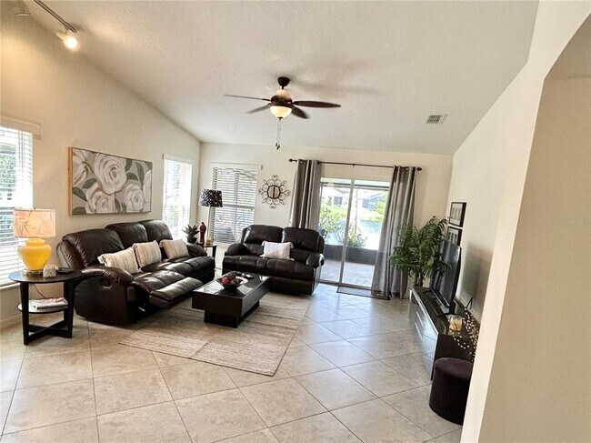 Building Photo - 585 Grand Canal Dr