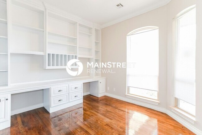 Building Photo - 4 Bedroom Pet-Friendly Home in Edmond, OK with Main Street Renewal