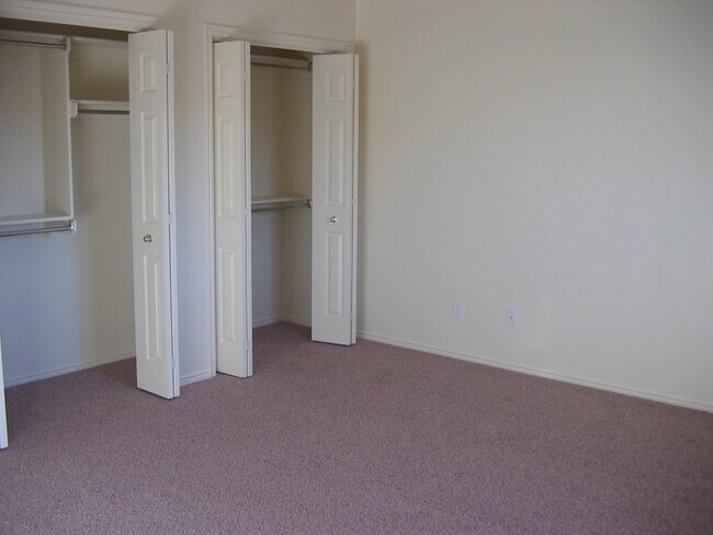 Building Photo - 2733 S Bluff Rd