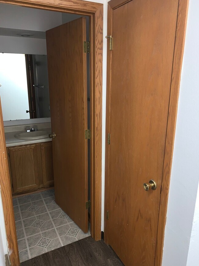 Building Photo - 2050 Holiday Rd