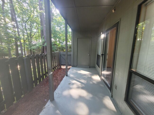 Building Photo - 2 bedroom Ground Floor!