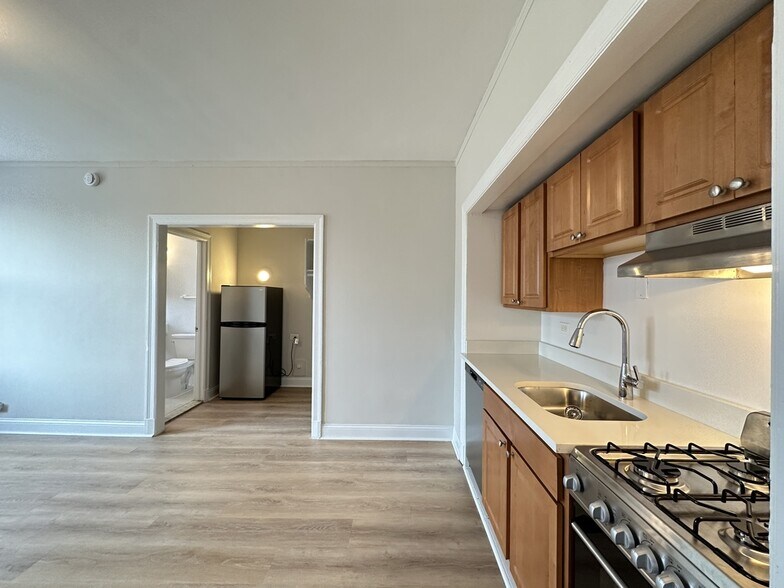 Building Photo - 3335 W Diversey Ave