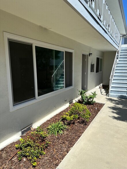 Building Photo - 1328 Barry Ave
