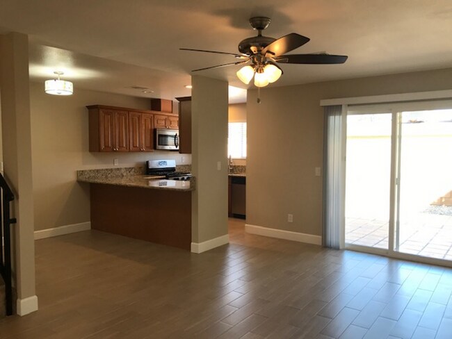 Building Photo - COMING SOON!! 2 Bed 2.5 Bath Apartment in ...