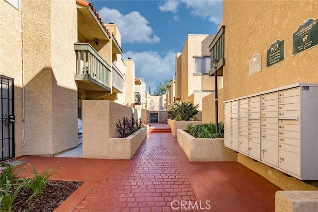 Building Photo - 10260 Plainview Ave