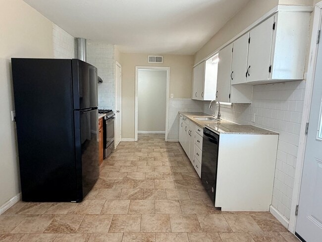 Building Photo - 2434 Beechwood St