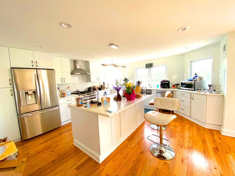 Building Photo - 1860 Cider Mill Rd