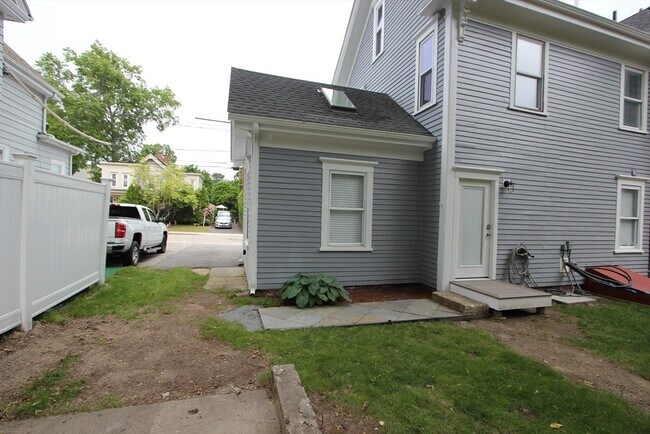 Building Photo - 119 County St