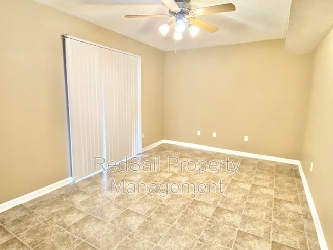 Building Photo - 211 Crestwood Ct