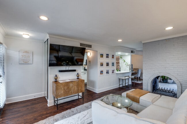 Building Photo - 5916 Sandhurst Ln