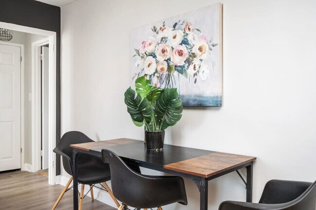 Building Photo - 300 W Peachtree St NW