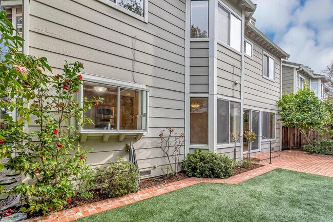 Building Photo - 302 Tadley Ct