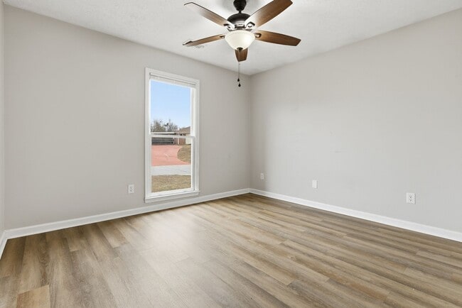 Building Photo - Updated 3BR / 2BA Home – Granite Counters & LVP