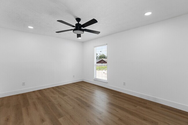 Building Photo - 12223 Kingslake Forest Dr