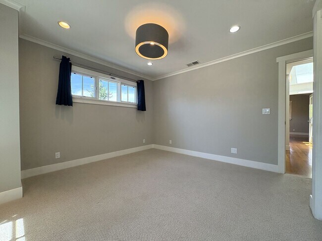 Building Photo - Spacious 5BR/3.5BA Palo Alto Home with Gourmet Kitchen & Large Backyard