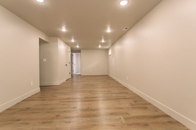 Building Photo - 732 Hislop Dr
