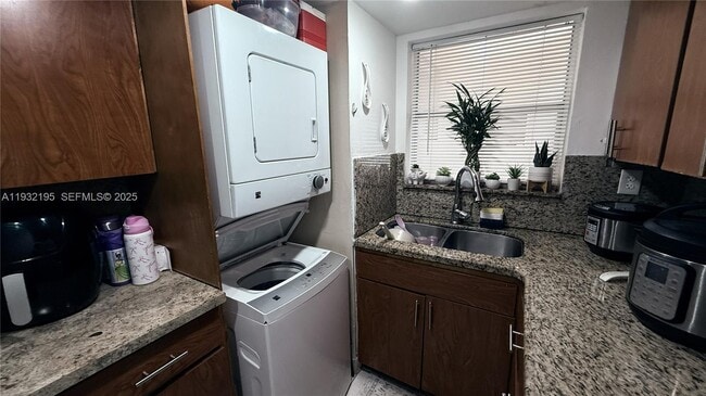 Building Photo - 8860 Fontainebleau Blvd