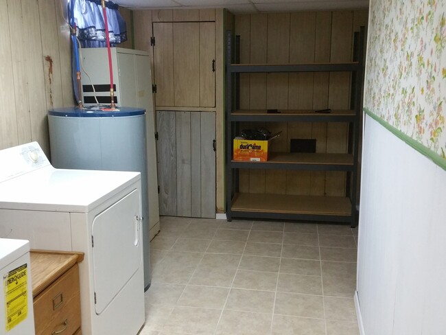 Building Photo - Spacious 3 Bedroom Townhome