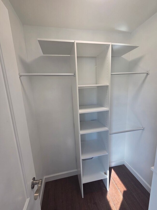 Building Photo - Spacious 4Bed/2Ba Brick Home w/Inground Pool in Mowat Highlands! *1/2 OFF Security Deposit for Ac...